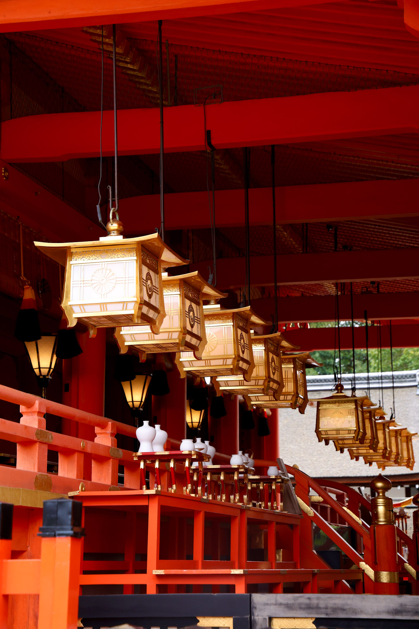 2-japan-japonia-fushimi-inari-taisha-kyoto-kioto-wnetrze-swiatyni-lampiony